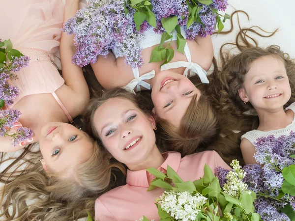 Porträtt av en grupp vackra leende barn med syrener. — Stockfoto