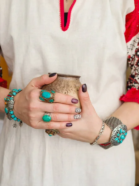 陶瓷陶瓷壶在女性手中.珠宝，宝石。陶器和手 — 图库照片