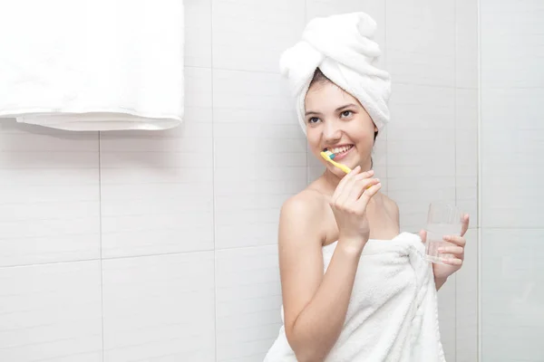 A shot of a young beautiful woman brushing her teeth — Stock Photo, Image