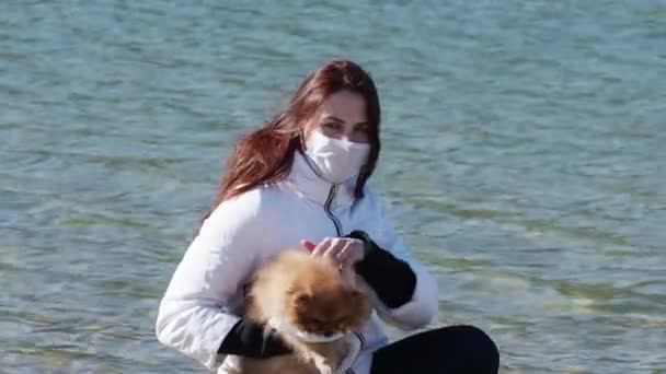 Kvinna Skyddande Kirurgisk Mask Håller Hund Husdjur Coronavirus Sjukdom Covid — Stockvideo