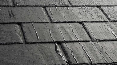 Yağmurdan sonra kiremit çatı, soyut arkaplan