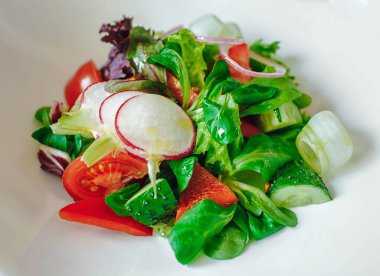 Tabakta taze sebze salatası