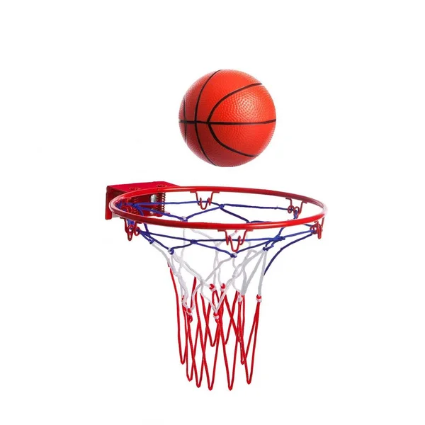 白地にボールを入れたバスケットボールのバックボード — ストック写真