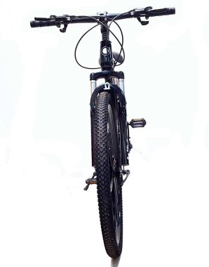 Siyah bisiklet önde, beyaz arka planda.