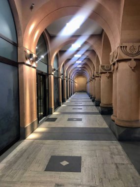 Işıklı sütunları olan romantik bir koridor.