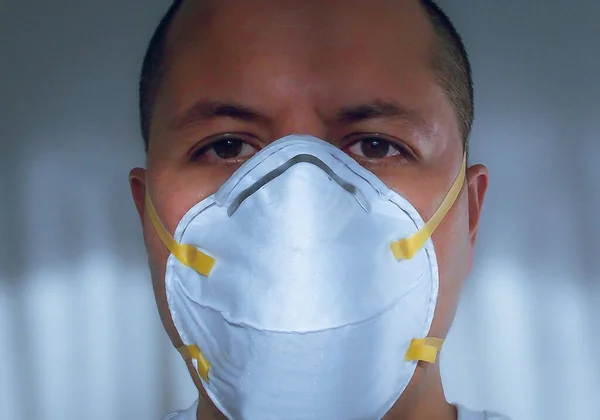 Porträtt Man Medicinsk Mask Med Rakat Huvud Chockkänslor Efter Coronaviruspandemins — Stockfoto