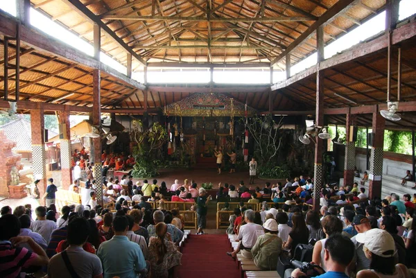 Bali 'de gösterinin başlamasını bekliyor