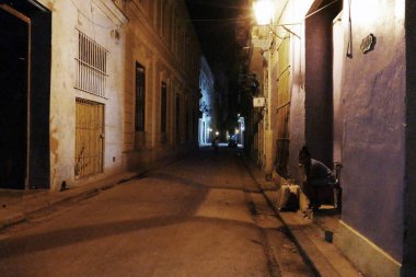 Sessiz Havana caddesinde yalnız bir bayan bekliyor.