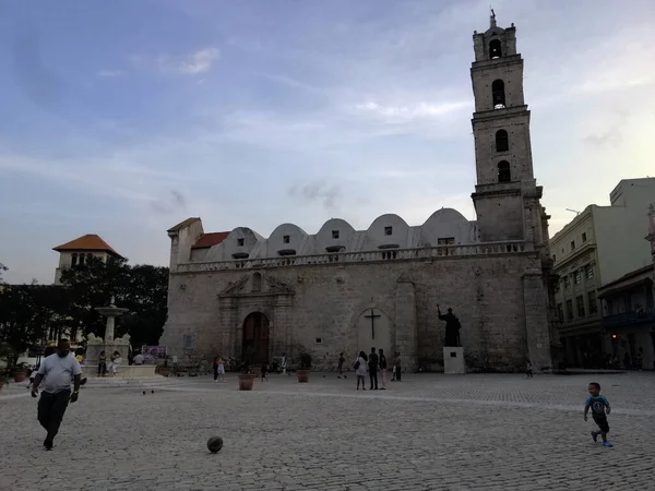 Père Fils Jouant Football Sur Place Devant Une Église — Photo