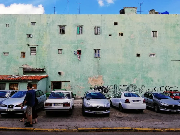 Façade Verte Décolorée Face Parking — Photo