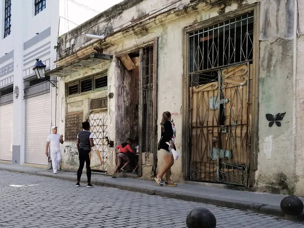 Kübalı Havana arka sokağını geçiyor