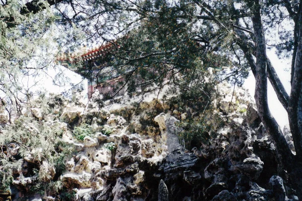 Pavilion ağaçların arkasına saklanmış, tepede.