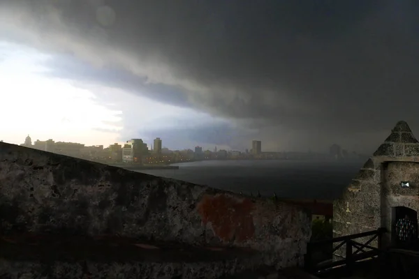 Havana körfezi ve şehri kaplayan kara bulut örtüsü, Kazablanka manzaralı.