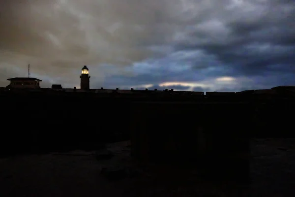 Deniz feneri, Faro Castillo del Morro karanlığa ışık getirir.