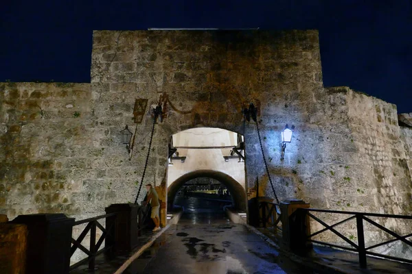 Zincirli köprüden geçerek Morro kalesinin görkemli girişine doğru yürüyorum.