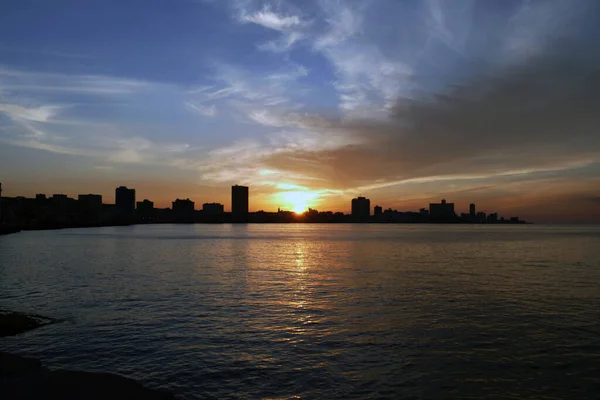 Güneş ufukta El Malecon 'da batıyor.