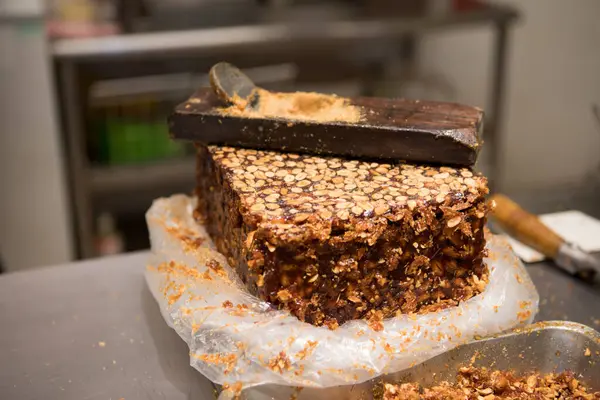 Tatlı ballı ve fıstıklı dondurma.