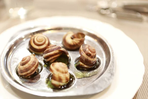 Izgara salyangoz sosu, baharatlı sarımsak ve zeytinyağıyla birlikte ızgara et veya sebzeyle servis edin..