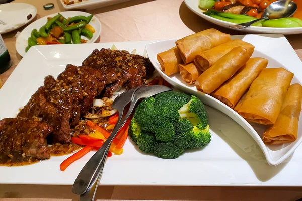 Izgara soslu, patates kızartmalı, lahana salatalı ve biralı nefis bir pirzola..