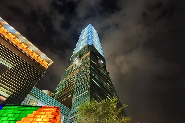 Tayvan 'daki ünlü gökdelen 101 binası ile Taipei şehrinin ufuk çizgisi.