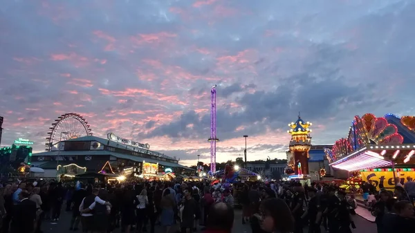 Münih, Almanya - Ekim İnsanlar Theresienwiese Oktoberfest panayırındaki Hipodrom Bira Çadırı 'nda içiyorlar