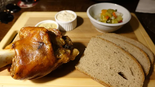 Schweinshaxe, Alman mutfağında bir domuz budu (veya domuz budu). Domuz budu domuzun bacağının ucundadır. Ayak bileğinin hemen üstünde ve et parçasının hemen altında..