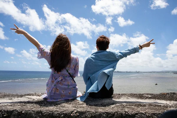 Kollarını denize ve bulutlara açan kişi..