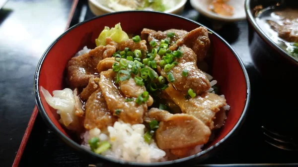 鶏の肉と炒め物 野菜と暗い石の背景のコピースペースにボウルにご飯 — ストック写真