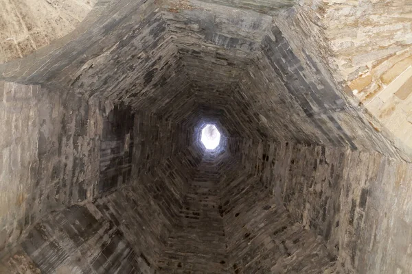 Gökyüzünde bir delik Eski bir bacadan.