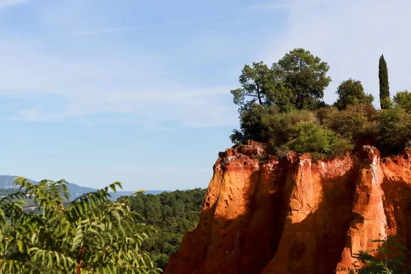 Roussillon 'daki Ochre Patikası, Sentier des Ocres, Güney Fransa' nın Provence kentindeki yeşil ormanlarla çevrili kullanılmayan, kırmızı ve sarı uçurumların doğal renkli bir bölgesinde yürüyüş yolu.