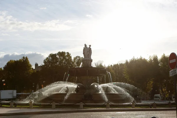 Park bahçesindeki çeşme. Yaz yeşili bahçe çeşmesi. Bahçedeki çeşme