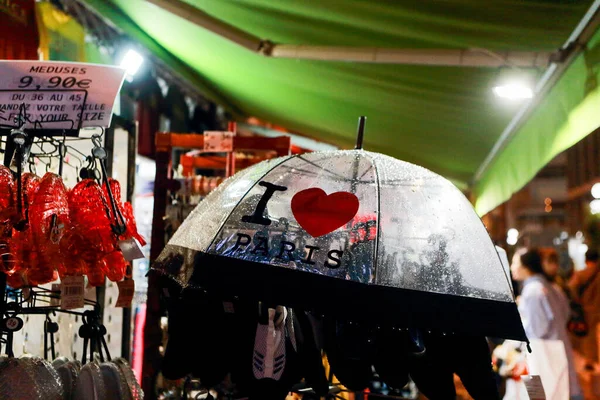 Paris 'te yağmurlu bir günde elinde şemsiye tutan bir kadın..