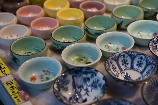 Dört farklı renkte seramik kâse bir araya getirilmiş. Restoran kafesinde beyaz arka planda kaseler. Mavi, turkuaz, gri ve koyu mavi kâseler. Dört farklı renkte seramik kâse. Beyaz arkaplandaki kaseler