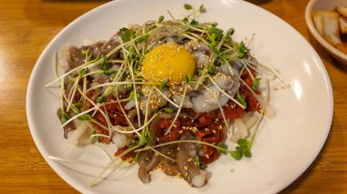 Yukhoe Kore usulü çiğ sığır eti.