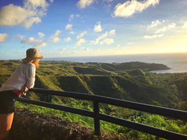 Siluet kadın sabah dağda oturuyor ve klasik filtre