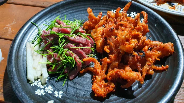 Dakbal, Kore tarzı bir bar yemeği. Baharatlı tavuk ayağı.