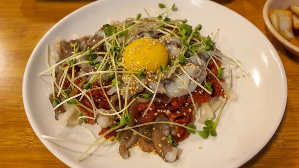 Yukhoe Kore usulü çiğ sığır eti.