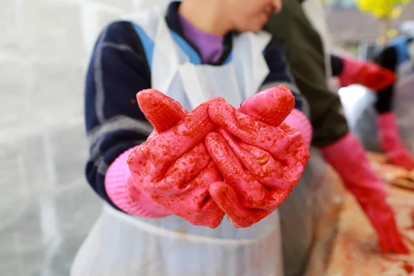 Işık arkaplanındaki kalp ellerinde