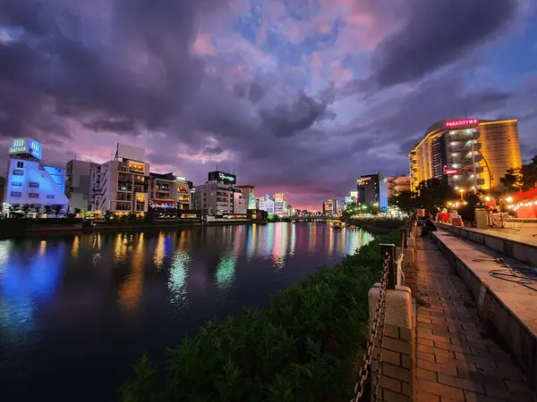 Fukuoka Japon Gece Manzarası Fukuoka şehrinde. Kule, köprü, binalar ve şehir ışıkları