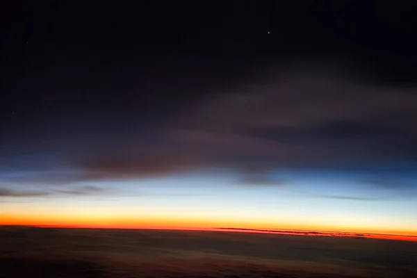 Bulutların üzerinde gün batımlı güzel hava manzarası. Uçak görünümü