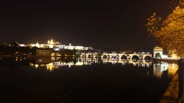 Prag kast ve Charles briç akşam yansıması