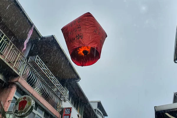 Çin mutluluk balonu mum ışığında gökyüzüne tırmanıyor.