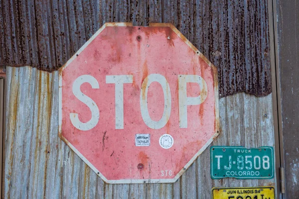 Alman yol tabelası durur ve yol verir.
