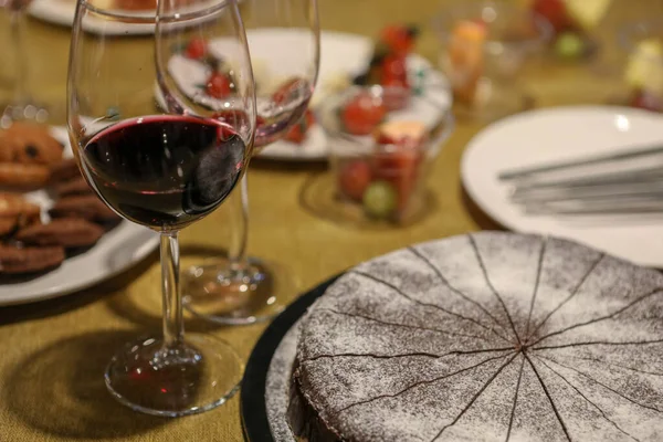 Çikolatalı pasta ve şarap tatlı akşam aşk yıldönümü