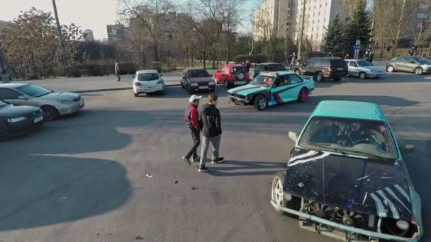 ウクライナ, Zaporozhye, 2020年3月10日漂流ショー,男はレースや損傷を持っている車の近くを通過し、バンパーを行方不明 — ストック動画