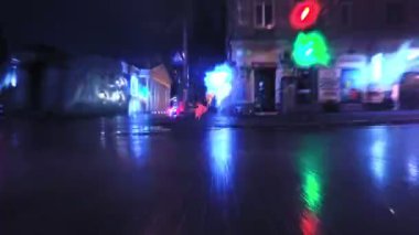 Ukrayna, Zaporozhye, 28 Kasım 2018. Soğuk yağmurda hiperhızlandırılmış şehir sokakları. Pencerelerden, farlardan ve trafik ışıklarından oluşan parlayan ışıklar..