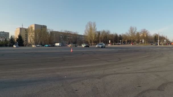 UKRAINE, ZAPOROZHYE, 10 Mart 2020. Sürüklenme gösterileri. 3 BMW arabası hızla kızaklara girer ve asfalt üzerinde daire çizer, yanan lastikten duman çıkarır, engelleri aşar.. — Stok video