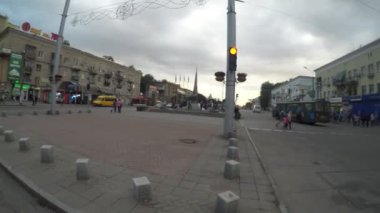 UKRAINE, ZAPOROZHYE, 24 EYLÜL 2017. Bir adam şehrin akşam caddesinde uzun bir tahtanın üzerinde at sürüyor. FPV.gopro. Arabalar ve insanlar arasındaki geçişler, trafik ışıkları.