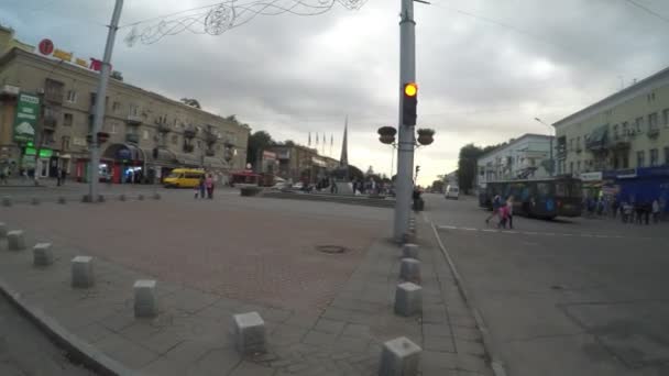 UKRAINE, ZAPOROZHYE, 24 EYLÜL 2017. Bir adam şehrin akşam caddesinde uzun bir tahtanın üzerinde at sürüyor. FPV.gopro. Arabalar ve insanlar arasındaki geçişler, trafik ışıkları. — Stok video