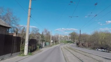 Eski caddede trafik kötü tramvay rayları, yol kenarında enkaz, insan yok, hayır, boş karantina zamanı ve COVID-19 salgını.